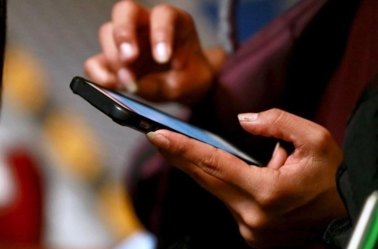 Los daños a las aplicaciones móviles de los bancos es uno de los ataques más comunes. Foto Luis Castillo /Archivo