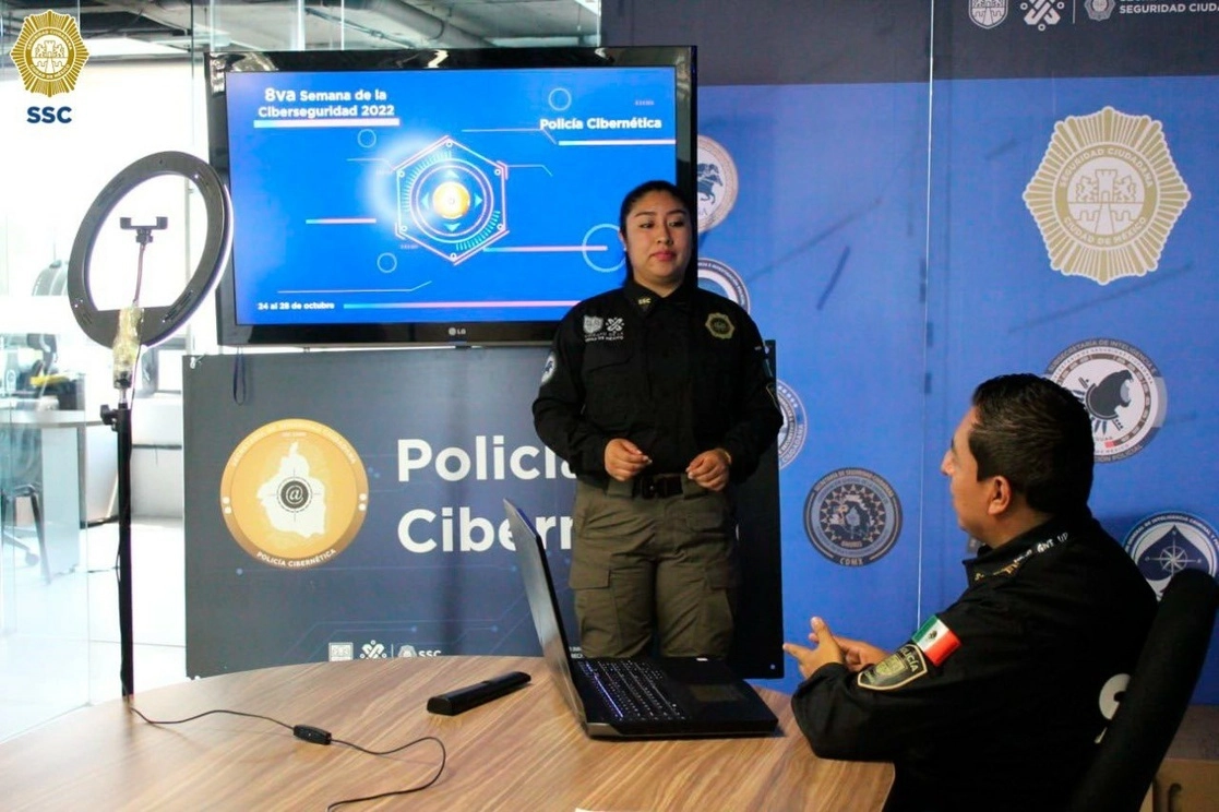 Elementos de la policía cibernética en la Ciudad de México. Foto tomada del Twitter @SSC_CDMX