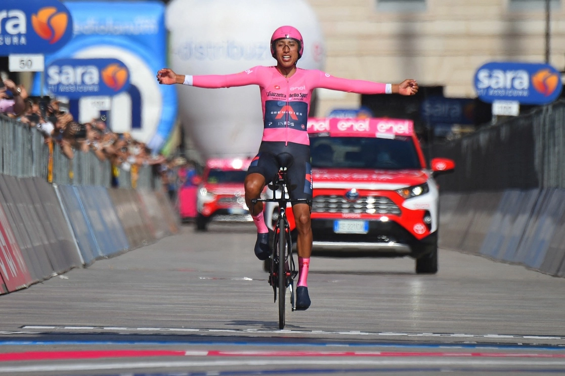 Egan Bernal de 24 años a su llegada a Milán, durante la última etapa del Giro de Italia. Foto Afp