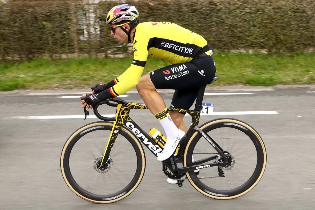 El belga Wout Van Aert sufre fracturas en la clavícula y en varias costillas tras su terrible caída en la carrera Around Flanders, anunció su equipo Visma-Lease, el 27 de marzo de 2024. Foto Afp