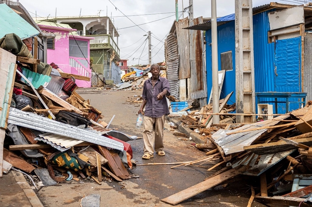El potente ciclón, que arrasó hace unos días el pequeño archipiélago francés de Mayotte en el océano Índico, destrozó más de 110 mil viviendas en Mozambique, uno de los países
más pobres del mundo. Foto Afp