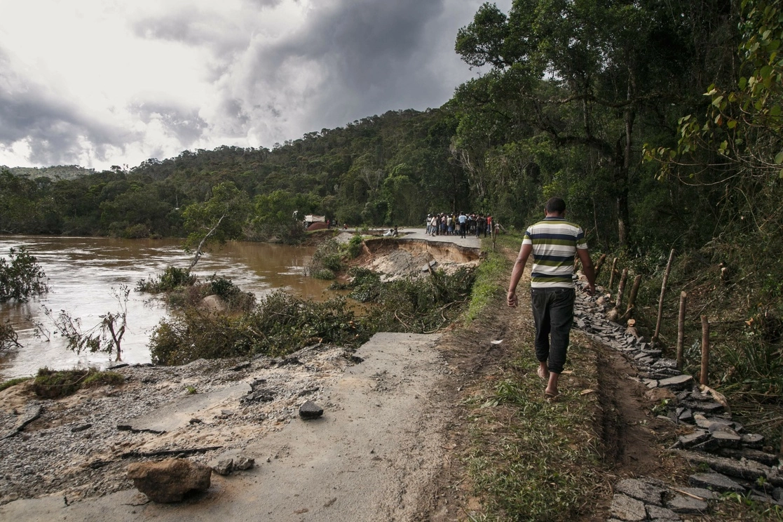 Un hombre camina por la carretera RN25 parcialmente colapsada en la ciudad de Ranomafana, Madagascar, tras el paso del ciclón "Batsirai", el 7 de febrero de 2022. Foto Afp 