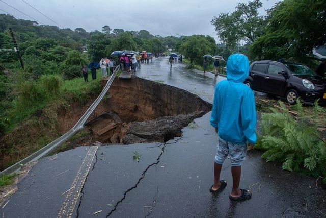 Carretera colapsada causada por las inundaciones debido a las fuertes lluvias que siguieron al ciclón Freddy en Blantyre, Malawi. Foto Afp