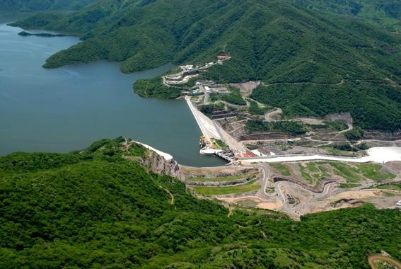 Central hidroeléctrica “El Cajón”, ubicada en Tepic, Nayarit. Foto tomada del Twitter @CFEmx