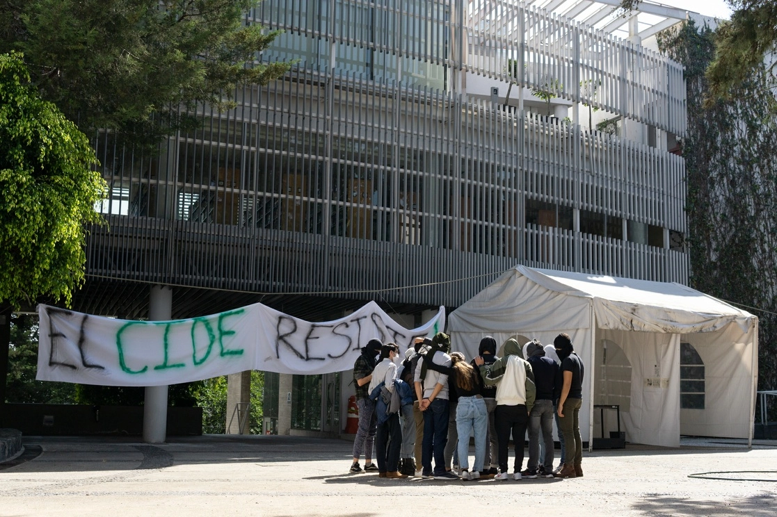 Toma del CIDE en CDMX por parte de estudiantes que se oponen al nombramiento del nuevo rector, José Antonio Romero Tellaeche. Foto Pablo Ramos