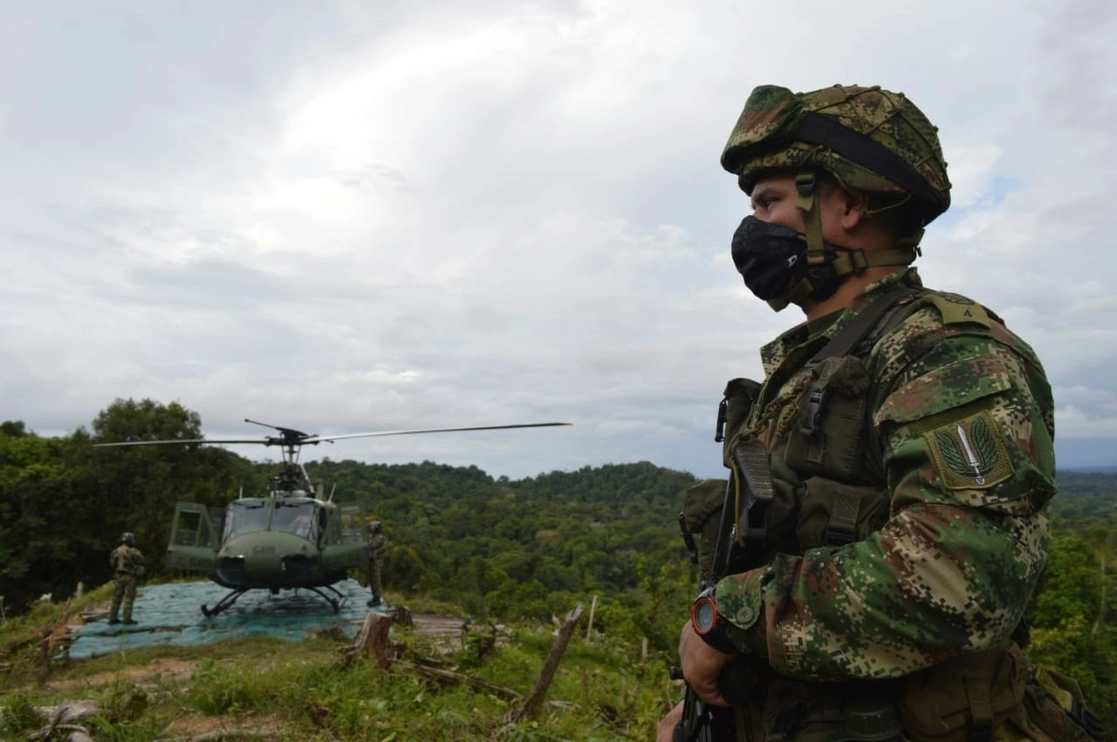 Un soldado junto a un helicóptero en Colombia. Foto Europa Press