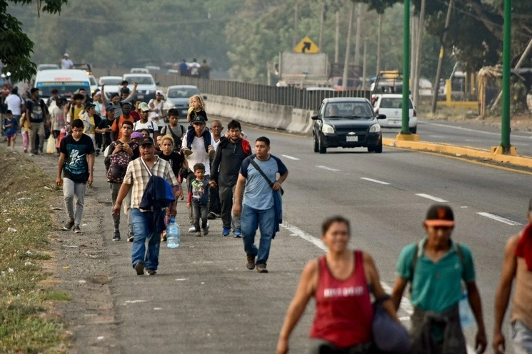 Migrantes avanzan hacia Huehuetán, Chiapas, en imagen de archivo. Foto Ap