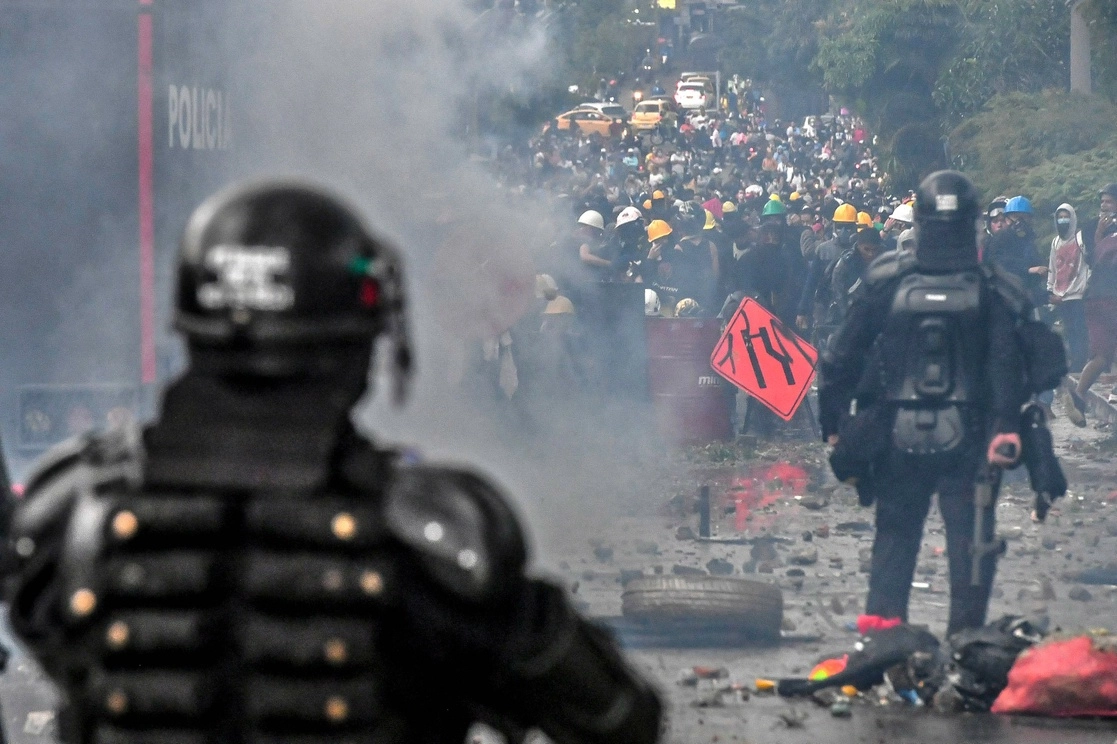 Policías antidisturbios se enfrentan con manifestantes opositores a Iván Duque en calles de Medellín, Colombia, el 2 de junio de 2021. Foto Afp