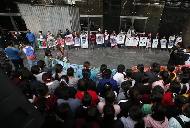 Padres de los 43 normalistas de Ayotzinapa durante una protesta en la sede de la FGR el pasado 23 de septiembre de 2021. Foto Alfredo Domínguez