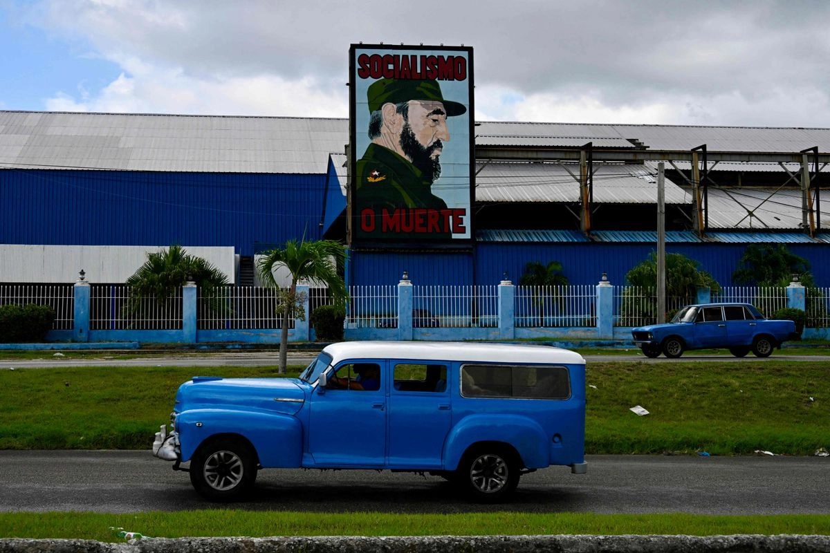 Valla publicitaria con el retrato del fallecido líder cubano Fidel Castro que dice en español "Socialismo o Muerte" en La Habana el 11 de agosto de 2025. Foto