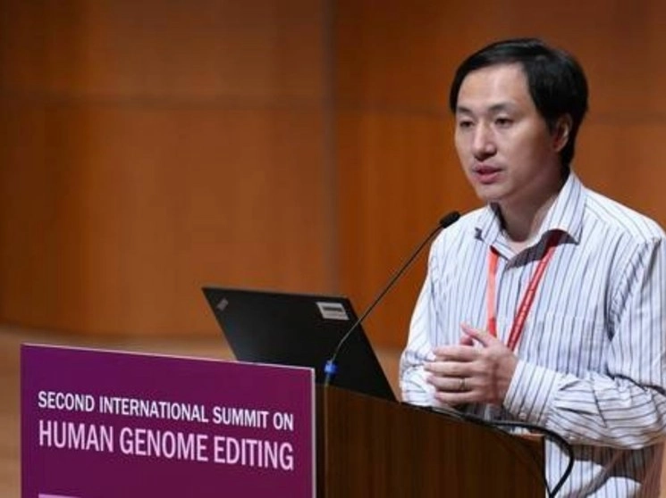 He Jiankui durante una plática en un encuentro sobre edición genética en Hong Kong. Foto Afp / Archivo
