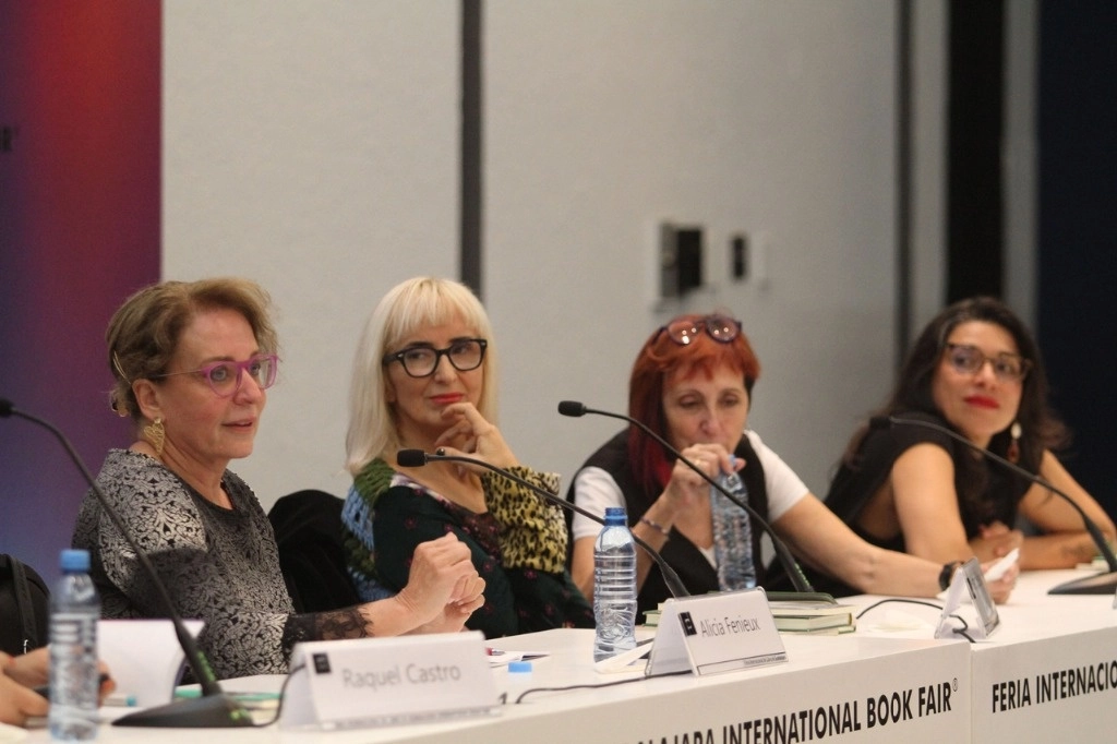 Las escritoras Elia Barceló, Patricia Esteban Erlés, Alicia Fenieux y Andrea Salgado, participan en la mesa 'Ciencia Ficción escrita por mujeres', en el marco de la FIL Guadalajara, en Guadalajara, Jalisco, el 5 de diciembre de 2024 . Foto Arturo Campos Cedillo