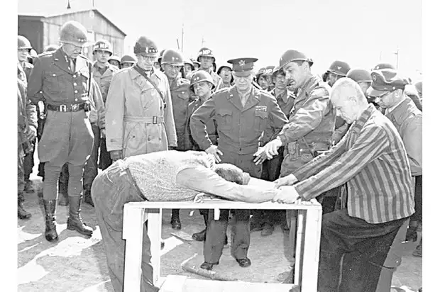 Demostración de los métodos de tortura utilizados por los nazis, 1945