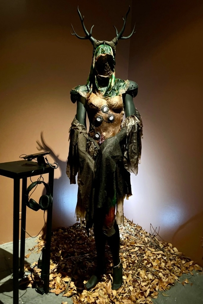 En la imagen, una escultura de la exposición, que permanecerá hasta el 25 de febrero. Foto Roberto García Ortiz 