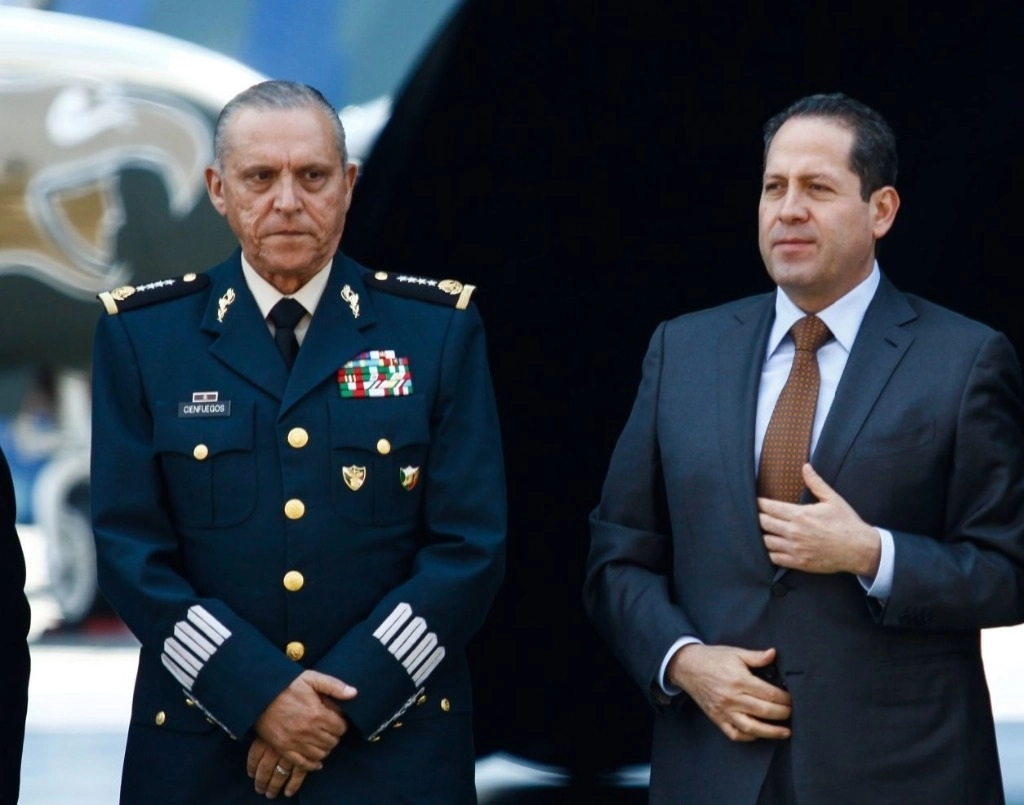 El ex secretario de la Defensa, Salvador Cienfuegos, y el entonces gobernador del estado de México, Eruviel Ávila. Foto Cuartoscuro / Archivo 