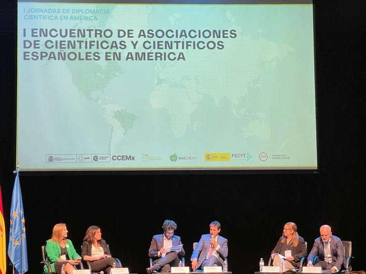 Participantes en el Primer Encuentro de Asociaciones de Científicas y Científicos Españoles en América, el 1 de junio de 2023. Foto 'La Jornada' 