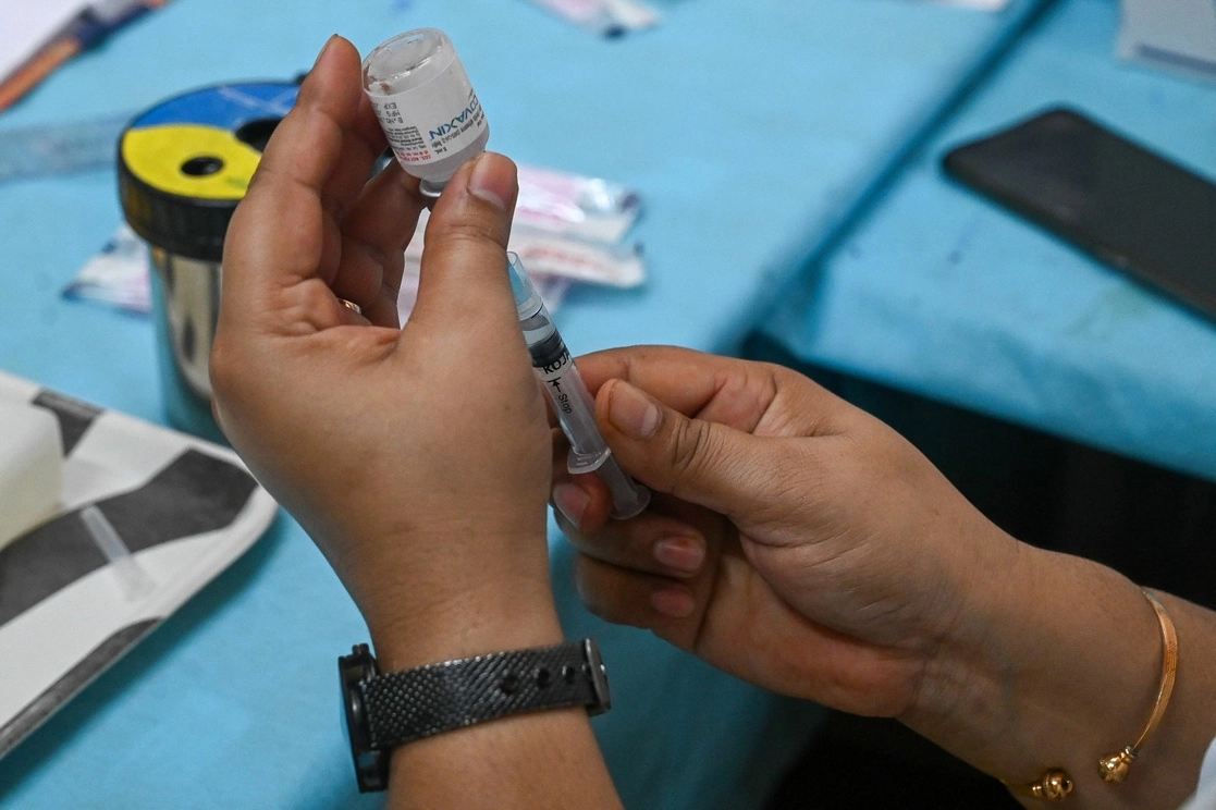 Un trabajador de la salud prepara una dosis de la vacuna contra el coronavirus Covaxin en Nueva Delhi, India, el 14 de septiembre de 2021. Foto Afp 