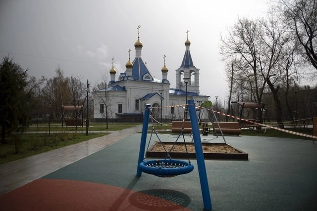 Un parque de juegos cerrado por el coronavirus en Moscú, Rusia. Foto Ap 