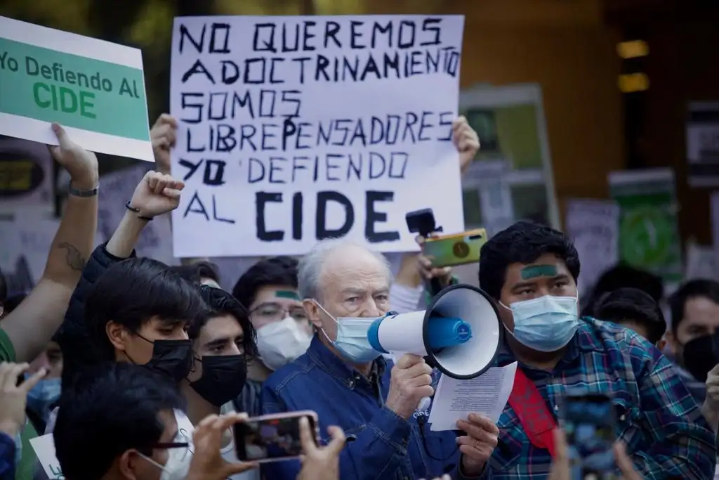 Jean Mayer al megáfono, después de que la comunidad del Centro de Investigación y Docencia Económicas (CIDE) -junto con alumnos de la UNAM, la Ibero y el ITAM- marcharan de forma pacífica del Parque Hundido al Conacyt. Foto Yazmín Ortega Cortés