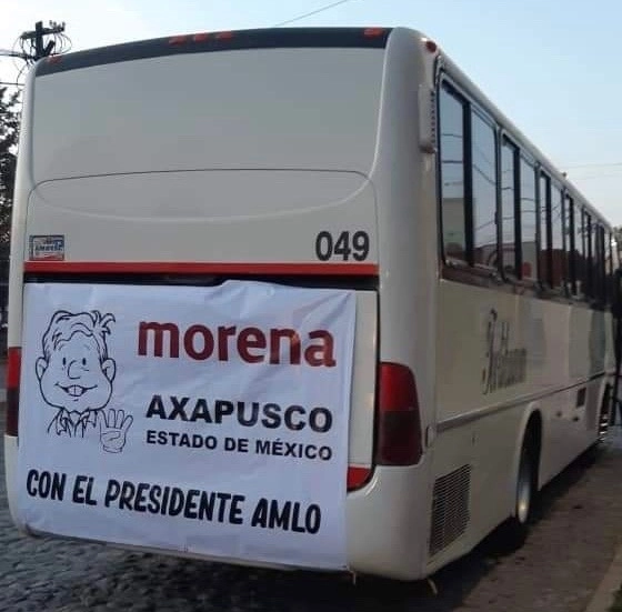 Miles de vecinos y simpatizantes de Morena fueron trasladados en decenas de autobuses y “combis” que partieron de los municipios de la zona nororiente del estado de México. Foto Javier Salinas Cesáreo