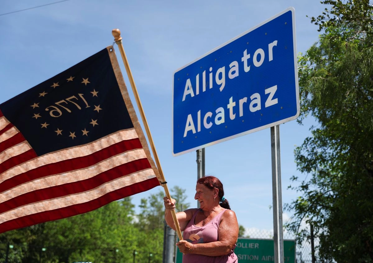 Donald Trump insiste en que el campamento remoto en un pantano poblado de pitones y caimanes estaba reservado para migrantes que eran “psicópatas trastornados” y “algunas de las personas más crueles del planeta” que esperaban la deportación. Foto 