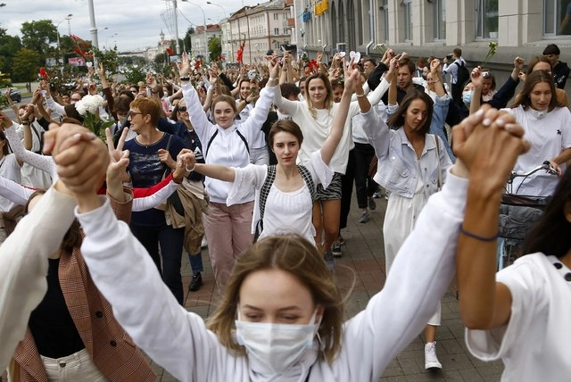 Los manifestantes en Biolorrusia denuncian una fraudulenta relección el domingo del autoritario presidente Alexandre Lukashenko, en el poder desde hace 26 años. Foto Ap