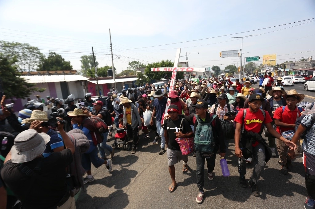 Cientos de migrantes sudamericanos caminan sobre la carretera 175 Oaxaca-Puerto Ángel en Oaxaca. Foto Jorge A. Pérez