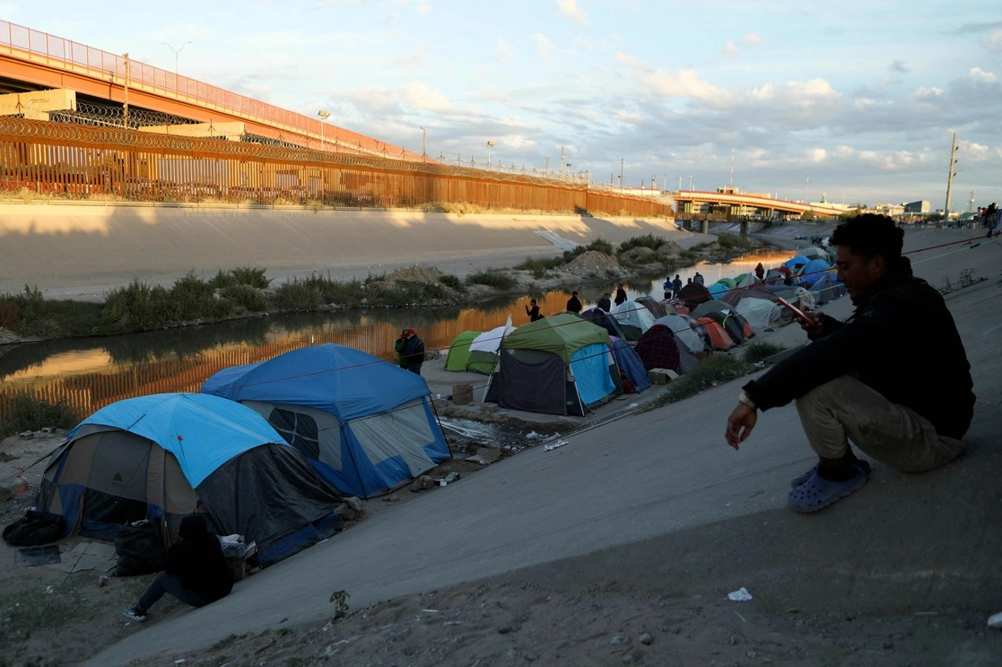 Migrantes acampan a la orilla del río Bravo, en Ciudad Juárez, Chihuahua, el 16 de noviembre de 2022. Foto Afp