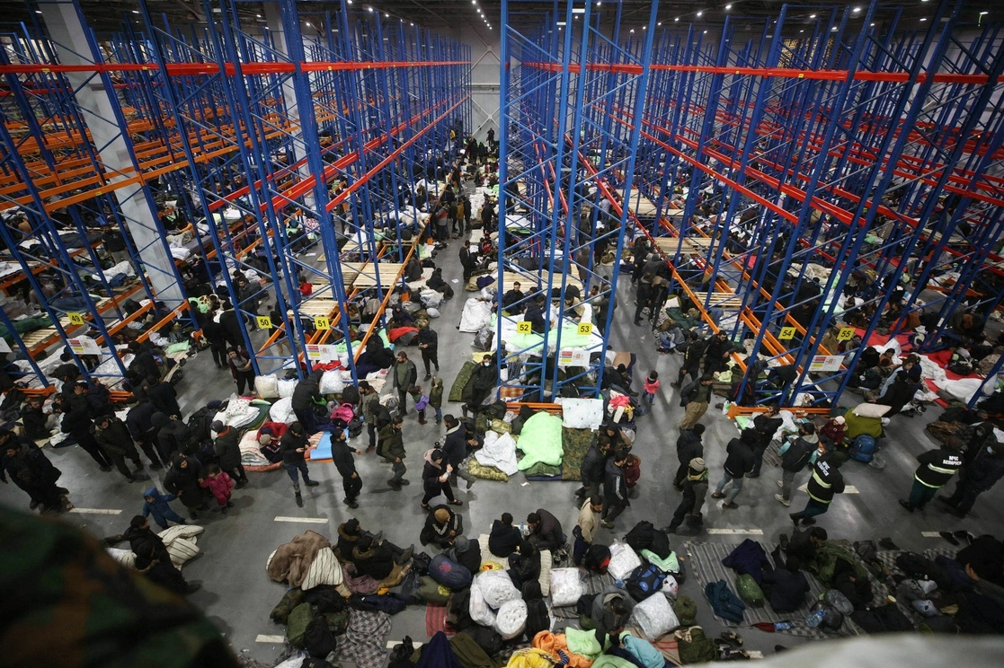Miles de migrantes fueron llevados a un centro de acogida en Bielorrusia. Foto Afp