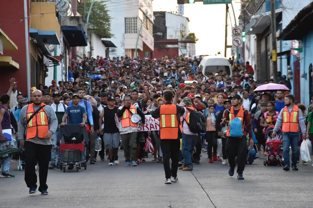 El mayor contingente partió de Tapachula integrado por unos 2 mil 500 extranjeros de Centro, Sudamérica y El Caribe, principalmente. Otro grupo de unas 500 personas partió de la capital Tuxtla Gutiérrez. Foto Édgar H. Clemente