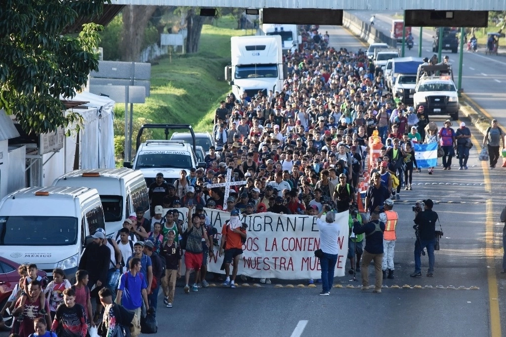 Varios centenares de migrantes de distintas nacionalidades partieron en caravana desde el norte de Honduras hacia Estados Unidos, donde esperan llegar cruzando Guatemala y México. Foto Édgar H. Clemente / Archivo