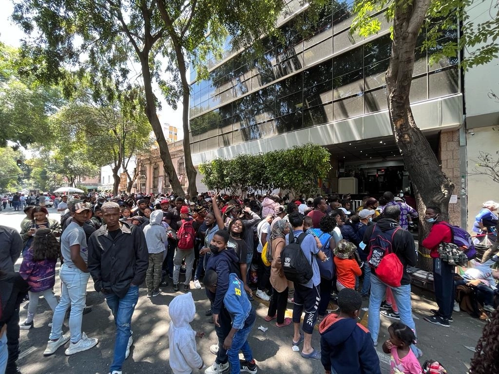 La presencia de un mayor número de personas procedentes de Haití, Cuba, Afganistán, Guatemala, entre otros, creció en la sede de la Comar en la Ciudad de México. Foto Alfredo Domínguez