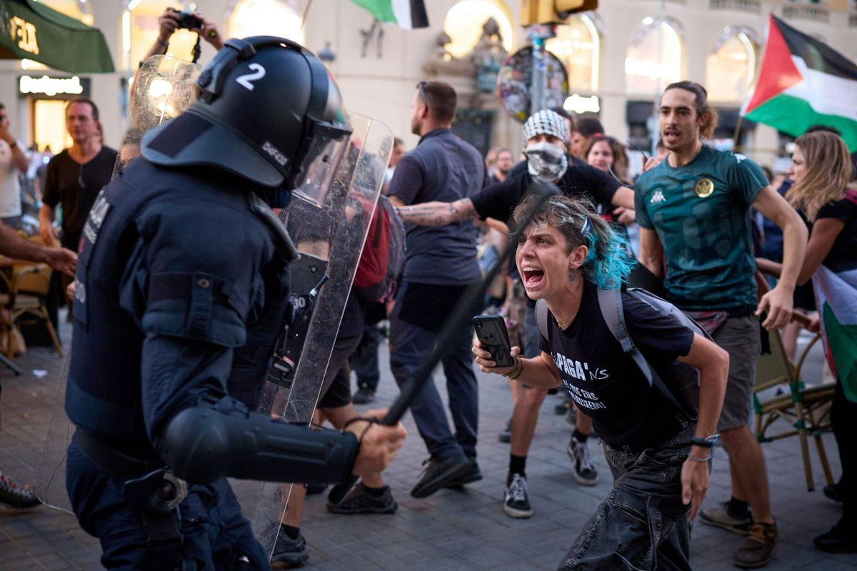 Manifestantes en Barcelona mostraron su indignación ante la detención ejecutada por Israel de integrantes de la misión que llevaba ayuda a Gaza. Foto 