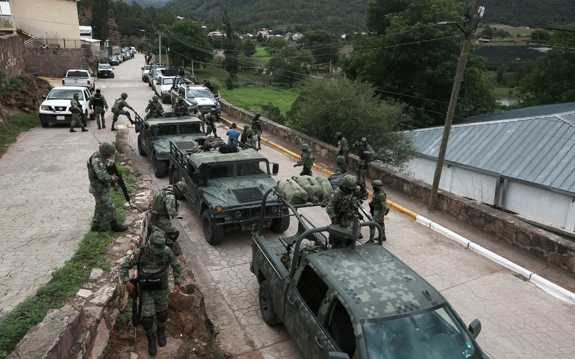 Una caravana castrense arribó a Cerocahui para apoyar en los operativos realizados en la zona serrana. Foto Ap

