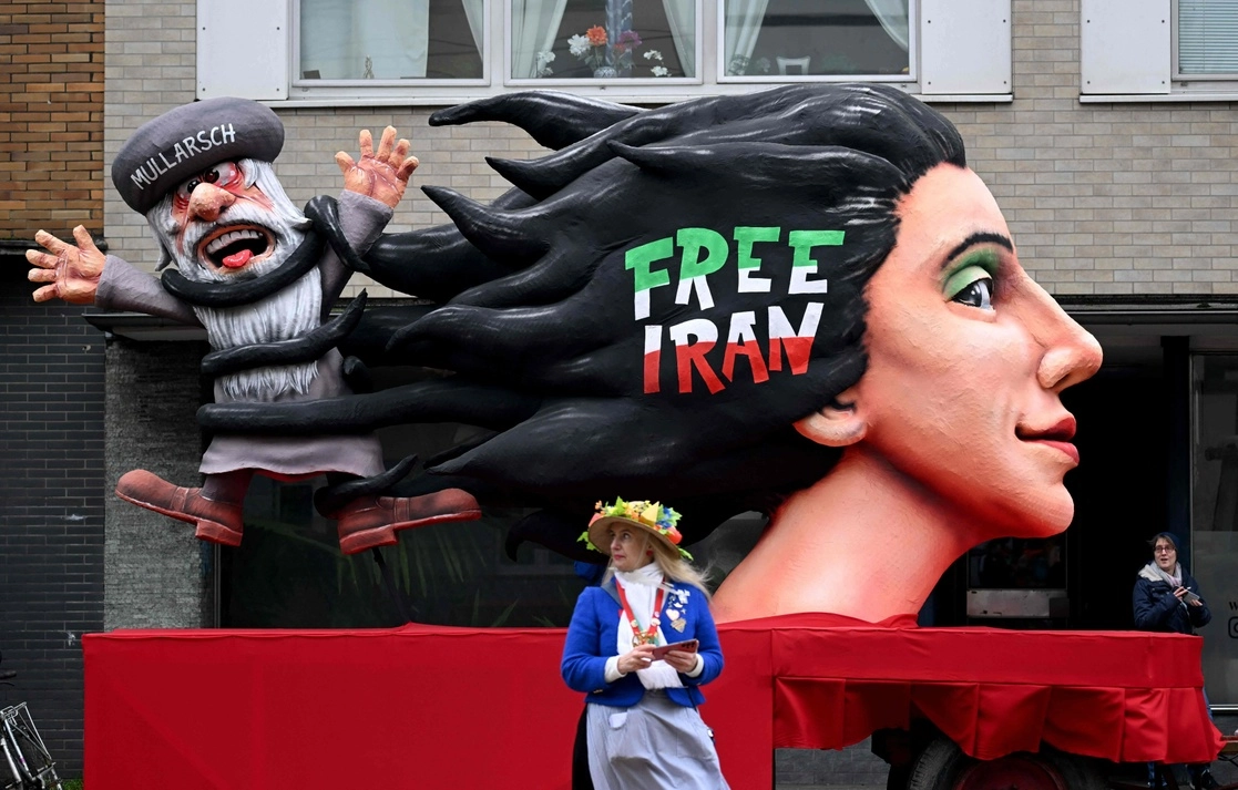 En un carnaval en Duesseldorf, Alemania, uno de los carros alegóricos pide la libertad para las mujeres en Irán, en imagen del 20 de febrero pasado. Foto Afp