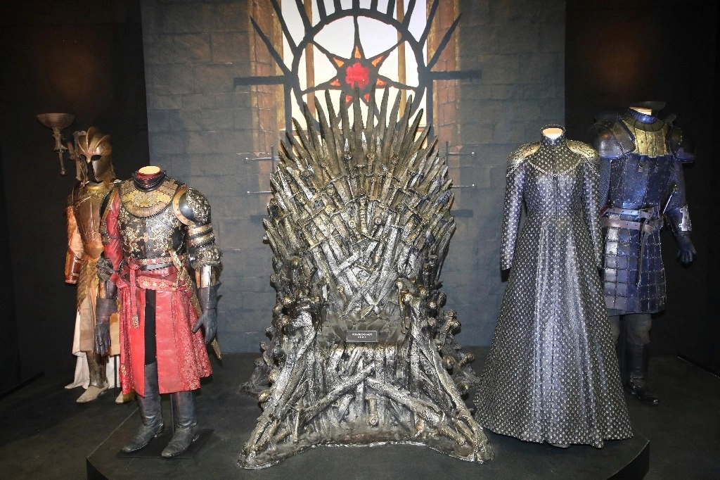 El Trono de Hierro y trajes en exhibición durante el lanzamiento de la Exposición Itinerante de Juego de Tronos en el centro de exposiciones Titanic en Belfast, Irlanda del Norte, el 10 de abril de 2019. Foto Ap