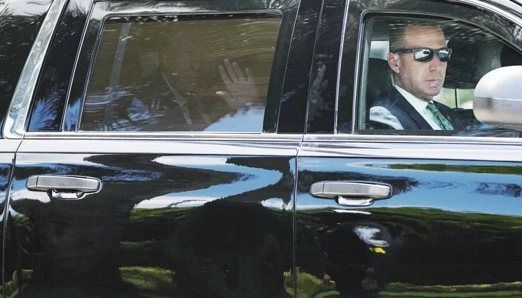 El ex presidente Donald Trump, abordo de su vehículo rumbo al tribunal, en Miami, Florida, el 13 de junio de 2023. Foto Ap
