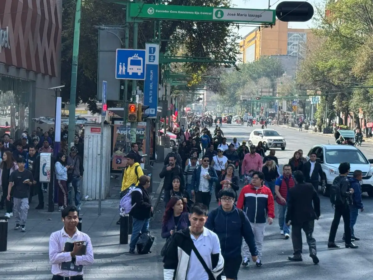Usuarios del Metro caminan tras el anuncio del cierre de estaciones de este medio de transporte en la Ciudad de México.