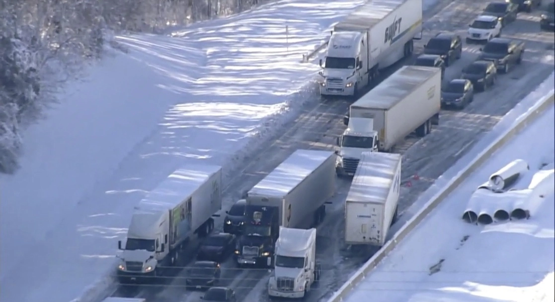 Cientos de vehículos llevaban el martes más de 15 horas varados en la nieve en una carretera de Virginia tras un choque de seis camiones semirremolque, el 4 de enero de 2022. Foto Ap