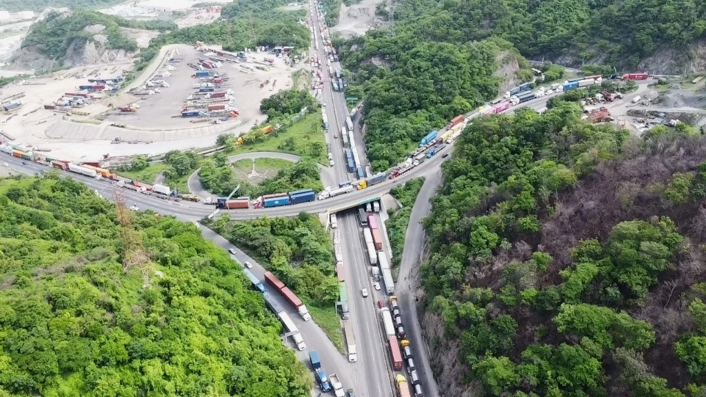 Aspectos de las largas filas en la aduana de Manzanillo. Foto La Jornada