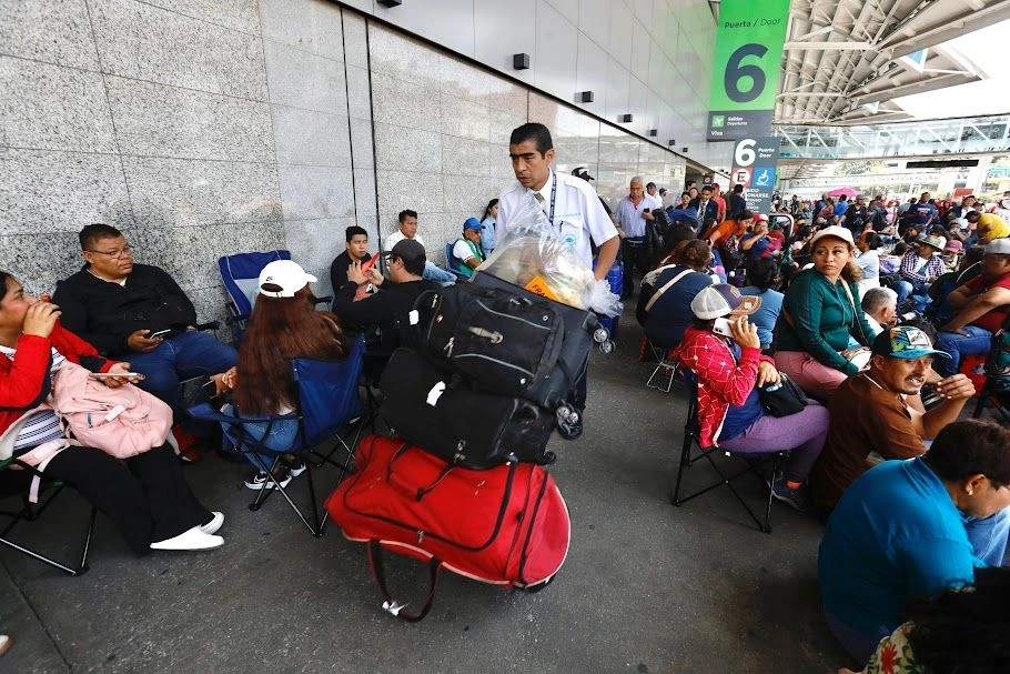 Elementos de seguridad bloquean los accesos a la Terminal 1 del AICM, ante protestas de profesores de la CNTE, quienes exigen un diálogo con la presidenta Claudia Sheinbaum para pedir aumento salarial, la abrogación de la Ley del Issste de 2007 y la reforma educativa, en la Ciudad de México, el 23 de mayo de 2025. 