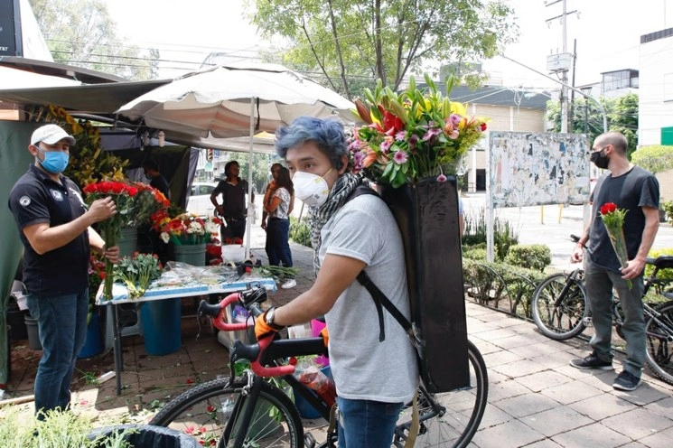 Los llamados de las autoridades a celebrar el Día de las Madres de manera virtual y quedarse en casa para evitar contagios masivos del nuevo coronavirus no fueron atendidos y la gente acudió de manera discreta, pero constante, a puestos de flores, tiendas de autoservicio, restaurantes y pastelerías. Foto Roberto García Ortiz