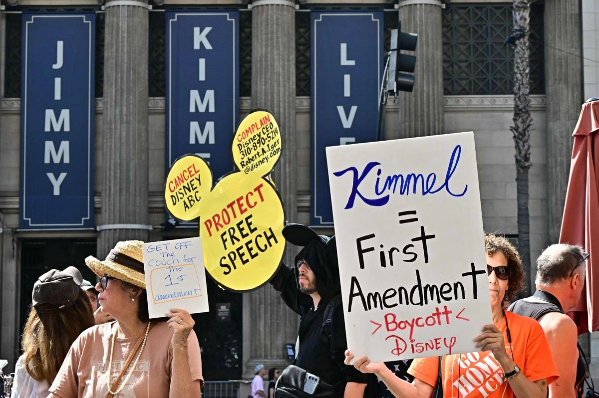 Manifestantes protestan contra la suspensión del programa 'Jimmy Kimmel Live' por parte de ABC en Hollywood, California, el 22 de septiembre de 2025.