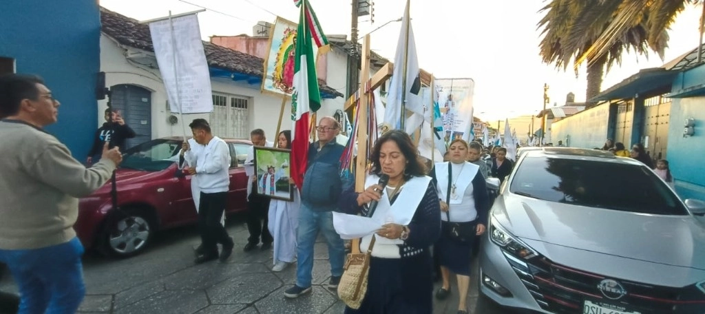 La marcha religiosa empezó poco después de las 5 de la tarde en el templo de San Nicolás, ubicado a espaldas de la catedral, situada en el centro de la ciudad. Foto 'La Jornada'