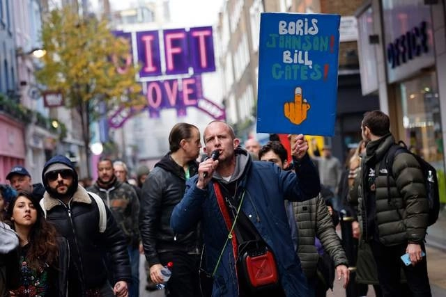 El día de hoy protestaron en Londres contra las restricciones gubernamentales diseñadas para controlar o mitigar la propagación del nuevo coronavirus, incluido el uso de máscaras y encierros. Foto Afp