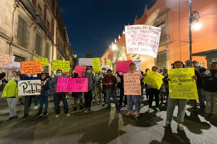Comerciantes de ferias del Estado de México se manifiestan afuera de Palacio Nacional para solicitar apoyo ante el paro de sus actividades por la emergencia sanitaria por Covid-19, el 13 de abril de 2020. Foto Pablo Ramos