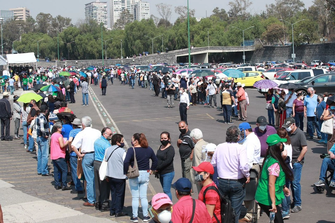 Decenas de adultos mayores realizan fila al exterior del estadio de Ciudad Universitaria, para acceder a la aplicación de la segunda dosis de la vacuna contra el Covid-19, en la alcaldía Coyoacán este lunes. Foto Luis Castillo