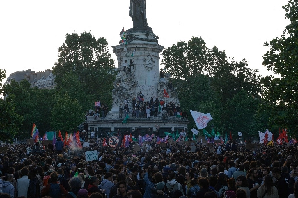 Cientos de ciudadanos franceses se manifiestan en la  Place de la Republique contra la victoria del partido de extrema derecha francés Rassemblement National (RN) en las elecciones europeas en París, el 10 de junio de 2024. Foto Afp