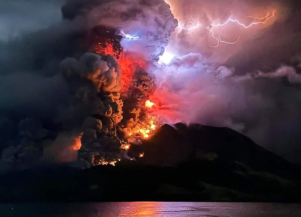 El cráter del monte Ruang, en el norte de Indonesia, comenzó a expulsar lava y ceniza en la noche del martes. Foto Afp 