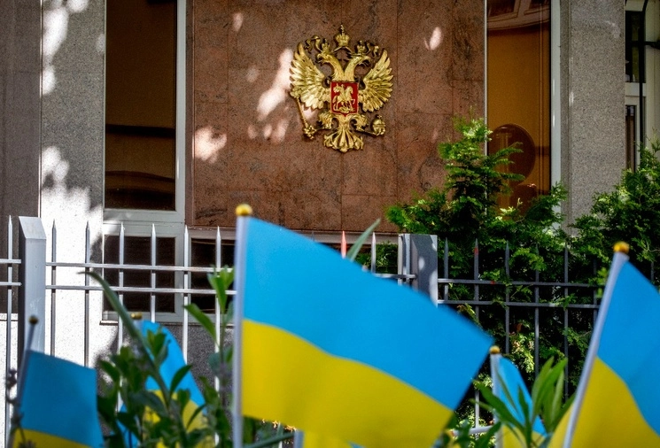 Alemania cerrará cuatro de los cinco consulados rusos en su territorio en represalia por las restricciones impuestas por Moscú a su propia representación diplomática en Rusia, anunció el ministerio alemán de Relaciones Exteriores, el 31 de mayo de 2023. Foto Ap 